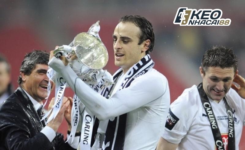 Khoảnh khắc nâng cúp của Berbatov sau khi giúp Tottenham đoạt League Cup 2008