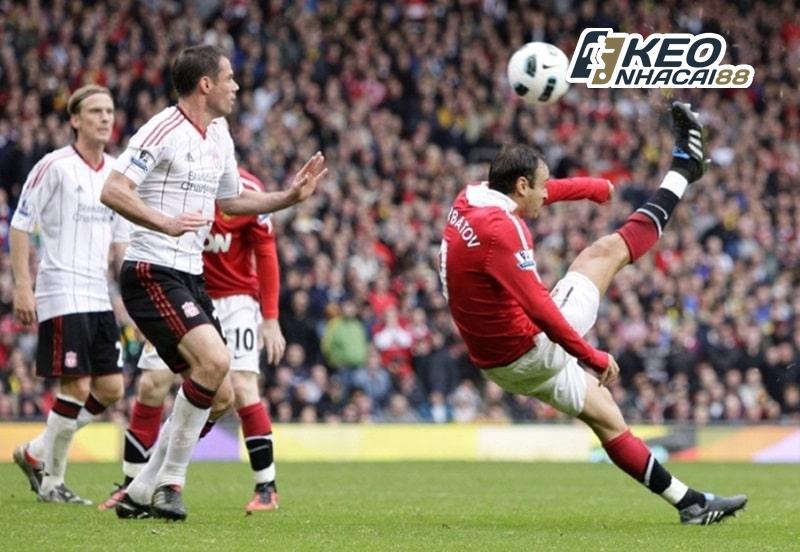 Bàn thắng của Berbatov trước Liverpool năm 2010 tại Old Trafford