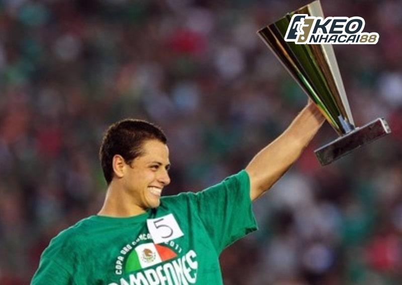 Javier Hernandez cùng chiếc cúp vô địch Bắc Mỹ năm 2011 cùng Mexico